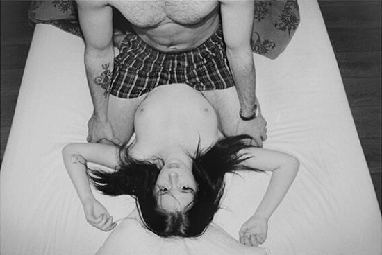 女摄影师拍自己的床伴