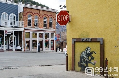 逃过一劫的班克斯涂鸦 图片</p>

<p>　　David William Noll意图破坏的其中一幅作品，描绘了一名摄影师正在拍摄一朵花。这幅涂鸦被绘制在一家咖啡馆的外墙上。热爱艺术的咖啡馆老板花了1500美元为作品安装了防弹玻璃，当地的一名铁匠还专门为这幅作品安装了金属画框。正因为如此，虽然David William Noll当晚敲裂了玻璃，但是玻璃下面的涂鸦却幸免于难。</p>

<p>　　然而班克斯的另一幅涂鸦却没有这么幸运。这幅小男孩祈祷的作品外面的玻璃被砸成了碎片，整个涂鸦惨遭棕色的涂料覆盖！不幸中的万幸是，David William Noll破坏和涂改小男孩涂鸦的过程被摄像头记录了下来，他也因此被指控。</p>

<p>&nbsp;</p>
<!-- publish_helper_end -->
                 

					<div class=