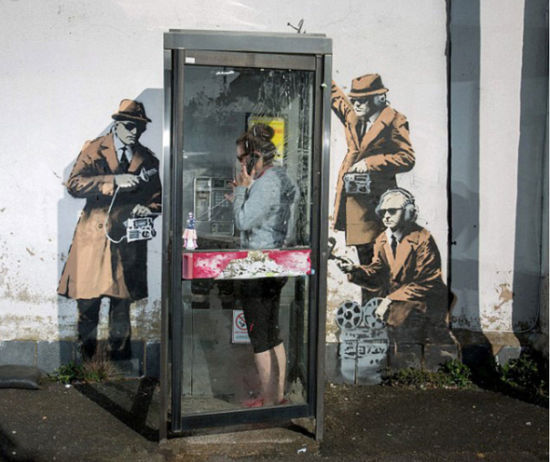 班克斯监听壁画被连砖带画偷走