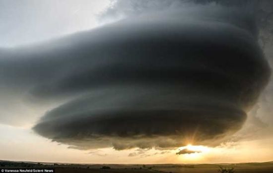 闪电击穿超大胞风暴奇景