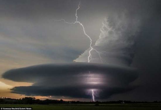 闪电击穿超大胞风暴奇景