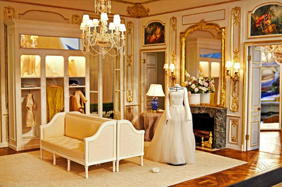 英艺术家百万元打造微型复古玩具房