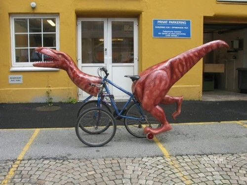 艺术家骑全手工打造恐龙自行车环游挪威。