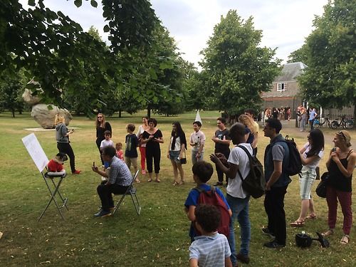 参观者排起长队，等待与“玛莉娜·阿布拉莫哈巴”对视的机会。