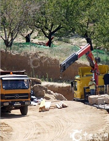 古希腊小镇安菲波利斯(Amphipolis)附近的村民对于考古宝藏早已习以为常，几十年来本地区的许多居民均以古物走私为生。但是相关机构此前从未在该城镇附近发掘出土过如此大规模的墓穴遗址，其历史可追溯至古希腊亚历山大大帝时期，因此引发了当地居民和游客的热议。图为一台起重机正在移开挡在希腊北部安菲波利斯考古遗址入口处的大理石石块。此前，考古学家在此处发掘出土了一座可追溯至亚历山大大帝时期的墓葬遗址。图片</p>

<p>　　中国文物网8月25日编译报道：古希腊小镇安菲波利斯(Amphipolis)附近的村民对于考古宝藏早已习以为常，几十年来本地区的许多居民均以古物走私为生。</p>

<p>　　但是相关机构此前从未在该城镇附近发掘出土过如此大规模的墓穴遗址，其历史可追溯至古希腊亚历山大大帝时期，因此引发了当地居民和游客的热议。</p>

<p>　　从附近城镇驱车来此参观古墓遗址的卡捷琳娜·阿拉拜特兹(KaterinaArabatzi)表示：“这一发现背后所隐藏的奥秘激发了我们无限的想象力。最近几天，我们开始再一次想起亚历山大大帝的历史传奇故事。”</p>

<p>　　此次发现的这一希腊化时代(Hellenistic-era)古墓位于一长500米(约超过1,600英尺)且高3米的高地，堪称迄今为止希腊发现的最大规模墓葬遗址。</p>

<p>　　相关工作人员称原本曾有一个五米长的大理石雄狮雕像矗立于墓穴之上，但目前已将其移至附近的道路旁，另两个无头石制狮身人面像守护在入口两侧。</p>

<p>　　来自该地区的游客艾兰娜·阿弗拉米多(EleniAvramidou)表示：“我们知道此处蕴藏有宝藏。希腊北部所有一切造就了一座考古瑰丽珍宝宝库。”</p>

<p>　　在人们于山顶处找到古代墓葬遗址约四十年后，这座古墓的轮廓于2012年被初步发现。</p>

<p>　　近日，考古学家利用一台起重机慢慢移除了封锁在通往墓穴内部门户的石灰岩石块。此前，相关工作人员在此处发现了钻石图案的地板马赛克。</p>

<p>　　上周五(8月22日)，监察考古学家卡捷琳娜·派里斯泰利(KaterinaPeristeri)在接受国家机关ANA采访时表示：“这称得上是具有全球化意义的历史遗迹。我们目前找到(发掘出土)了入口阶梯和地面，但墙体封住了入口……我们需要像外科医生一样进行细致深入的发掘，因此进展十分缓慢。”</p>

<p>　　派里斯泰利随后补充道，环绕古墓的大理石板环带是来自希腊罗德岛(Rhodes)的名家迪诺克莱特斯(Deinocrates)之杰作。据了解，亚历山大帝曾任命这位建筑师帮助设计了亚历山大古城。</p>

<p>　　目前已知该古墓外形属于罗马时代，历史悠久，但尚不清楚古墓的内部结构和蕴藏宝藏是否仍然保持原状，未曾遭到破坏。</p>

<p>　　本月初，希腊总理安东尼斯·萨马拉斯(AntonisSamaras)已安排警方对该考古发掘遗址进行了警戒封锁，禁止游客参观。萨马拉斯将这一发现称之为“独一无二”。</p>

<p>　　萨马拉斯表示：“毫无疑问，我们将向世人展现一个极其重要的考古发现。这是一座具有独特特征的纪念碑。”(中国文物网编译报道)</p>

<p>　　文章</p>
<!-- publish_helper_end -->
                 

					<div class=