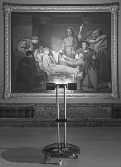 机器人导览器在一幅画作前