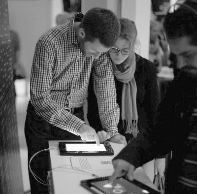 参观者试用“应用艺术奖”获奖作品