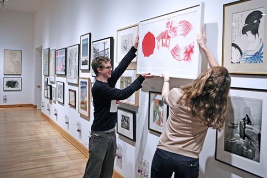 威廉姆斯大学美术馆2014年2月“取画日” 图片</p>

<p>　　“取画日”从早上9点开始，事先在网上注册的申请人可以到美术馆排队领取。画作挑选采取先到先得的原则，可供选择的作品包括意大利艺术家乔瓦尼•巴蒂斯塔•皮拉内西(Giovanni Battista Piranesi)、日本浮世绘画家喜多川哥麿(Kitagawa Utamaro)、意大利超现实画派大师乔治•德•基里科(Giorgio de Chirico)、瑞典公共艺术大师克拉斯•奥登伯格(Claes Oldenburg)以及马格南摄影师奥利维亚•阿瑟(Olivia Arthur)等艺术家的摄影、版画和绘画作品。</p>

<p>　　美术馆方面将给予学生有关艺术品保存的相关指导。借出作品的学生也必须签署一项协议，承诺按照官方指示保管好作品，例如如何悬挂作品、避免阳光直射等。学生们对此项计划表现出了极大的欢迎。今年2月的“取画日”，威廉姆斯大学美术馆门口就曾排起了长龙。</p>

<p>　　据了解，威廉姆斯大学并不是唯一一所推出此项计划的高等院校，美国顶尖的私立大学欧柏林学院和麻省理工学院都有类似的计划，旨在让原创艺术点亮校园生活。</p>

<p>&nbsp;</p>
<!-- publish_helper_end -->
                 

					<div class=