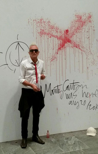 杰夫·昆斯回顾展墙壁遭人涂鸦