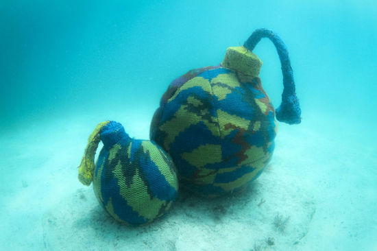 波兰艺术家为水下雕塑“穿”针织衫