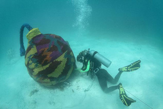 波兰艺术家为水下雕塑“穿”针织衫