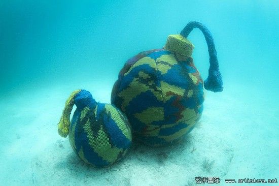 艺术家为水下雕塑穿针织衫