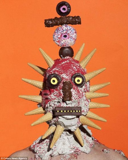 艺术家用甜点创作恐怖怪物 抗议垃圾食品泛滥