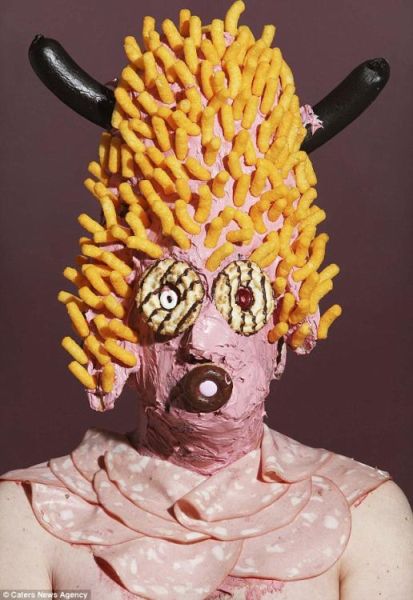 艺术家用甜点创作恐怖怪物 抗议垃圾食品泛滥
