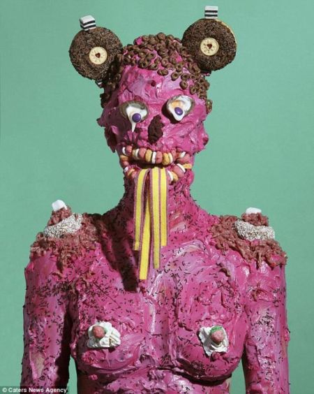 艺术家用甜点创作恐怖怪物 抗议垃圾食品泛滥