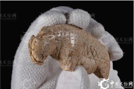 图片</p>

<p>　　图宾根大学史前与中世纪考古研究所 (Institute of Prehistory and Medieval Archaeology) 和图宾根人类进化与古环境沙根堡中心 (Senckenberg Center for Human Evolution and Palaeoenvironment Tübingen) 教授尼古拉斯·康纳德 (Nicholas Conard) 表示：“本次发掘出土的这件精美雕像生动塑造了雄狮的威猛形象，堪称是到目前为止发现的最著名的冰河时代艺术珍品之一。修复后的雕像称得上是一件卓越的三维雕刻艺术杰作，我们认为它是此类具象艺术前期文物中独一无二的浮雕精品。”</p>

<p>　　据了解，当如今的考古学家重访其前辈们从二十世纪 30 年代开始工作的遗址时，他们发现了这一新雕像残片。尼古拉斯表示：“近十年来，我们一直致力于恢复对福格尔赫德山洞的发掘和分析工作。这一考古遗址中曾经出现过一系列可阐明早期象征文物发展历程的古代物件，其历史可追溯至现代人类抵达欧洲并逐渐取代土著尼安德特人 (Neanderthal) 的那段时期。”他指出福格尔赫德山洞提供了全球最早的艺术和音乐珍贵证据，并成为了推动该国南部施瓦本侏罗山 (Swabian Jura) 地区列为联合国教科文组织世界文化遗产 (UNESCO World Heritage) 遗址的关键因素。</p>

<p>　　值得一提的是，福格尔赫德是现已发现全球最早雕像地区中的四大洞穴之一，可追溯至 40,000 年以前。迄今为止，研究人员仅在福格尔赫德山洞这一遗址中找到了几十件雕像和雕像碎片，并正努力将数千块猛犸象牙残片拼凑在一起。(中国文物网编译报道)</p>

<p>　　编译： 纪璐</p>

<p>　　文章</p>
<!-- publish_helper_end -->
                 

					<div class=