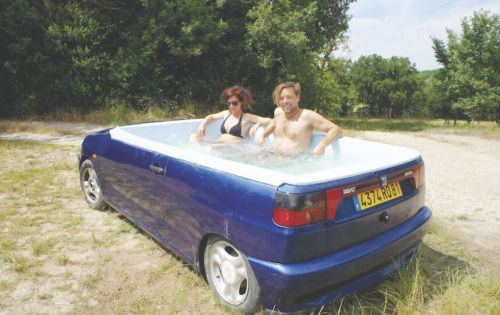 法国艺术家创意改造 将轿车改装成按摩浴缸