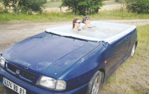 法国艺术家创意改造 将轿车改装成按摩浴缸