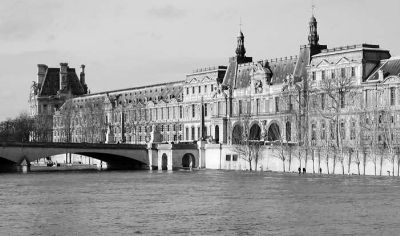 卢浮宫大部分馆藏储存在位于塞纳河两岸的地下室内