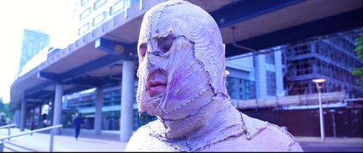 英国一名艺术家近日穿着一套自制的“鸡皮装”走上街头，这套“鸡皮装”是由他与伙伴用“生的鸡皮”手工缝制而成，并将他们到户外展示“街头行动艺术品”的过程拍成影片。 