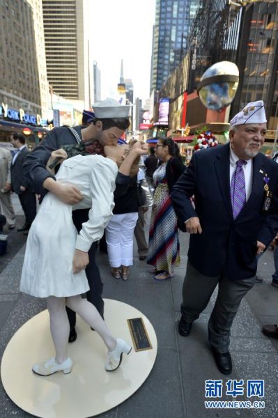 8月14日，在美国纽约时报广场，一些参加过二战的老兵参加“胜利之吻”雕塑揭幕仪式。