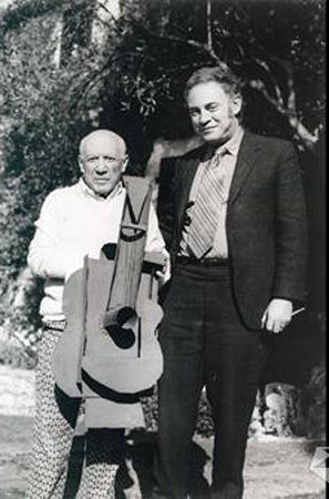 图为手拿吉他的毕加索与MoMa绘画与雕塑部负责人威廉·鲁宾，法国慕冉毕加索Notre-Dame-de-Vie工作室，1971年2月18日。