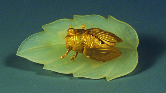 从苏州五峰山博士坞的明代弘治年间进士张安晚家族墓地发掘的“金蝉玉叶”发簪。（南京博物院）
