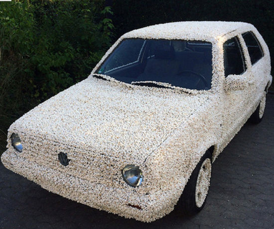 德国艺术家用数千粒爆米花装饰轿车(网页截图)