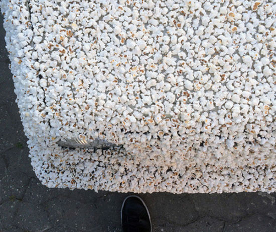 德国艺术家用数千粒爆米花装饰轿车(网页截图)