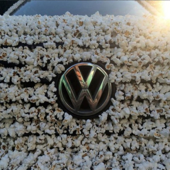 德国艺术家用数千粒爆米花装饰轿车(网页截图)