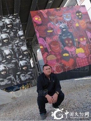 近日，由英国著名涂鸦艺术家班克斯(Banksy)创作完成的一幅嘲讽政府监听行为的珍贵壁画被喷漆污损的面目全非。前去欣赏壁画的粉丝们表示上周五（8月1日）他们看到有关方面正争分夺秒、全力以赴地拯救这幅价值100万英镑（约合人民币1039.7万元）的精美艺术珍品。图为资料图片，一名男子于2013年10月18日名家班克斯最新杰作在毗邻纽约的切尔西市(Chelsea)展出期间合影留念。图片</p>

<p>　　据悉，该名为《间谍隔间》(SpyBooth)的画作生动描绘了三名身着风衣的男子使用监听设备以接入偷听英国西南部切尔滕纳姆市(Cheltenham)实际公用电话亭中所发生对话的场景。</p>

<p>　　这一地点距离英国政府监听中心政府通讯总部(GCHQ)只有三英里(约为4.8千米)。该总部是由流亡国外的前美国情报机关雇员爱德华·斯诺登(EdwardSnowden)所引发的最近一系列泄露事件的对象。</p>

<p>　　一夜之间，文化艺术的破坏者用银色和红色喷漆乱涂乱画在了这位匿名艺术家的卓越设计上。当地居民对此深表遗憾并表达出了希望这幅价值100万英镑的珍贵壁画能够得以修复的愿望。</p>

<p>　　这一事件发生以来，周围居民一直在用刷子和清洁布清理该壁画，以防止其受到任何持续性的伤害。</p>

<p>　　之前，这幅班克斯杰作《间谍隔间》曾面临着迁移的威胁，因为一位美国投资商对该画作非常感兴趣，想要购买它并意欲将其从墙面上移除下来。</p>

<p>　　本周早些时候，当地商人柯马特·卡韦赫(HekmatKaveh)出手购买了《间谍隔间》，旨在原地保护该壁画的“救援班克斯”(SaveTheBanksy)活动似乎成功地发挥了作用。</p>

<p>　　卡韦赫于上周五称他对人为破坏这幅杰作的消息感到“非常震惊”，但仍然专注于保护该艺术珍品。</p>

<p>　　他表示：“这让我更加坚定了确保我们‘救援班克斯’活动做出实际行动以对其进行保护的决心。”</p>

<p>　　该活动小组另一成员安吉拉·德·索萨(AngelaDeSouza)表示：“我们每个人都真的、真的非常难过。虽然此前这幅班克斯壁画做过了反涂鸦喷漆防护处理，但我们仍然在与时间赛跑，因为油漆会渗透这层保护层并损毁该杰作。”</p>

<p>　　据了解，班克斯因其街头艺术作品而为人们所熟知。他经常用带有讽刺意味或颠覆性色彩的意象来展现与当前社会时政或风气相关的主题，例如战争、资本主义、虚伪和贪婪等。</p>

<p>　　此外，班克斯还在以色列存有争议的西岸隔离墙上留下了一幅艺术珍品。</p>

<p>　　目前，该艺术家的身份仍旧保密，充满神秘色彩。但人们认为其可能是该国布里斯托尔市(Bristol)西南部的一位涂鸦艺术家并开始着手创作新作。(中国文物网编译报道)</p>

<p>　　文章</p>
<!-- publish_helper_end -->
                 

					<div class=