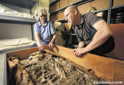 博物馆管理员蒙戈（左）和乌尔文物数字化计划经理哈福德（右）一起检验这具命名为“诺亚”的人类遗骸。