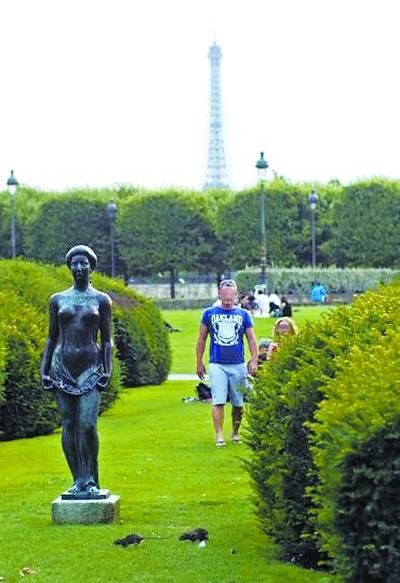 游人在外围花园野餐造成