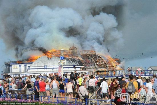 英国伊斯特本码头起火 140年历史建筑被烧毁