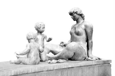 图为奥斯陆海滨公园的母子塑像。 赵广俊摄