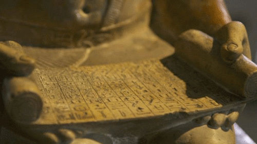 　这座雕像的主人公是法老的行政官和主管，雕像描绘他正阅读卷书。