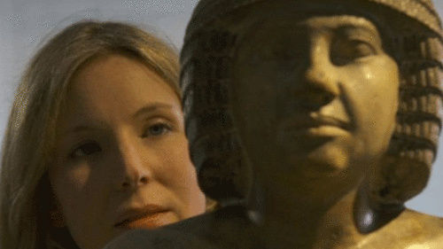 这座石灰岩古埃及雕像有76厘米高，该拍卖广受争议。