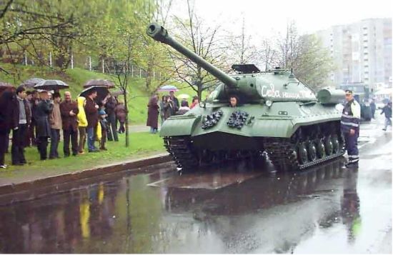 因有时会参加反法西斯胜利游行所以内部设备保养较好，具备行走能力。