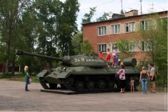 本是纪念碑的IS-3被民兵征用并参加战斗。