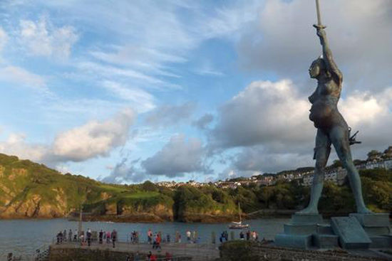 达明·赫斯特的《真理》雕像(2012)，Ilfracombe港口