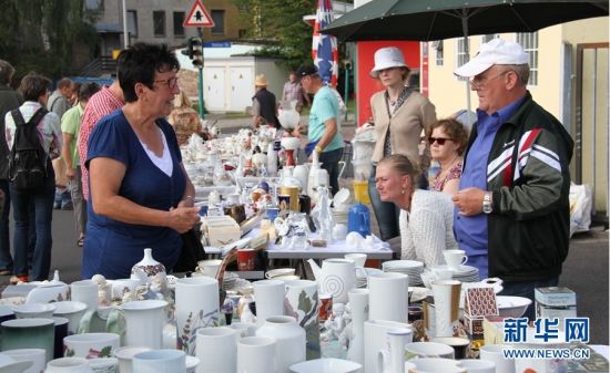 一年一度的塞尔布瓷器节8月2日在德国巴伐利亚州北部小城塞尔布（SELB）开幕，欧洲规模最大的瓷器跳蚤市场也在这里同时举行，约400家摊主在市中心街道两边摆摊设点，瓷器爱好者和淘宝人收获颇丰。新华网记者宋国城摄