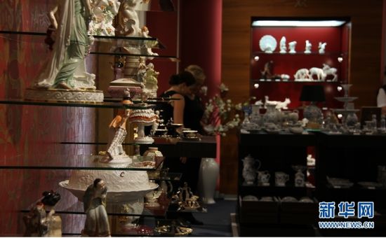  展销厅里陈列和出售迈森瓷器精品。新华网记者 宋国城摄  据迈森工作人员介绍，在参观迈森展销厅、瓷器生产流程和瓷器艺术博物馆的游客中，来自中国的瓷器受好者比例很高。