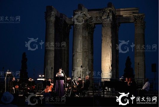 上周三（7月30日），希腊的每日头条报道称，一只被认为是古希腊时期知名政治家伯里克利(Pericles)使用过的酒杯日前在希腊北部一处贫民墓穴中被发现，在全国上下引起了强烈的轰动。希腊《新闻日报》(TaNeaDaily)称这一破碎为12片的珍贵瓷质酒杯是在雅典北郊凯菲西斯(Kifissia)区进行建筑施工时意外发现的。在将这些碎片拼凑起来之后，考古学家们在该酒杯的一个手柄下惊奇地找到了潦草镌刻的“伯里克利”姓名，以及其他五位人物的名字。值得一提的是，所有这些人名均明显按照资历进行排序。图为2014年7月8日，希腊国家歌剧歌手于免费露天音乐会期间在雅典奥林匹亚宙斯(OlympionZeus)考古遗址进行演出。图片</p>

<p>　　希腊《新闻日报》(TaNeaDaily)称这一破碎为12片的珍贵瓷质酒杯是在雅典北郊凯菲西斯(Kifissia)区进行建筑施工时意外发现的。</p>

<p>　　在将这些碎片拼凑起来之后，考古学家们在该酒杯的一个手柄下惊奇地找到了潦草镌刻的“伯里克利”姓名，以及其他五位人物的名字。值得一提的是，所有这些人名均明显按照资历进行排序。</p>

<p>　　由于酒杯上刻有其他人名之一阿里弗隆(Ariphron)，因此有关专家现基本确定这件珍贵酒杯曾为雅典政治家、伯里克利的哥哥所使用。</p>

<p>　　希腊铭文协会(GreekEpigraphicSociety)秘书安耶洛斯·马塔奥(AngelosMatthaiou)在接受《新闻日报》的采访时表示：“阿里弗隆这个名字极为罕见。这一姓名刻于伯里克利之上，因此我们99%确信他们二人为兄弟关系。”</p>

<p>　　安耶洛斯随后补充道，本次发现的这一精美酒杯可能曾用于一场葡萄酒宴会，此时的伯里克利大约为二十多岁。在这场宴会中，聚在一起饮酒的六人作为纪念在该酒杯上刻上了自己的姓名。“他们当时绝对已经微醺，因为在镌刻伯里克利的名字时犯了一个小错误并不得不对其进行更正。”</p>

<p>　　考古学家加里尼·扎斯卡拉基(GaliniDaskalaki)表示聚会之后，这件珍贵酒杯被赠予了一位名叫德雷贝迪斯(Drapetis)的人，他可能是一个奴仆或是酒馆的主人。“这是一个罕见的发现，能够让我们借此一窥当时的私人宴会场景。”</p>

<p>　　讽刺的是，这一发掘出土的珍贵酒杯出现在著名的斯巴达(Sparta)大街之上。回顾历史，斯巴达大军是伯罗奔尼撒战争(PeloponnesianWar)中雅典最强大的竞争对手和克星，将古希腊城邦分裂了近30年之久。</p>

<p>　　伯里克利作为公元前5世纪古雅典黄金时代(GoldenAge)最重要和最具影响力的政治人物，统领雅典并抵抗希腊其他城市和波斯人的入侵。公元前429年，伯里克利在斯巴达人(Spartan)围攻期间，因鼠疫病发而不幸离世。</p>

<p>　　据了解，此次出土的珍贵酒杯将于秋季在雅典的碑铭博物馆(EpigraphicalMuseum)进行公开展出。(中国文物网编译报道)</p>

<p>　　文章</p>
<!-- publish_helper_end -->
                 

					<div class=