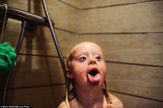 德国摄影师马里奥·维泽尔的作品，丹麦小姑娘艾米在浴室中玩耍。 