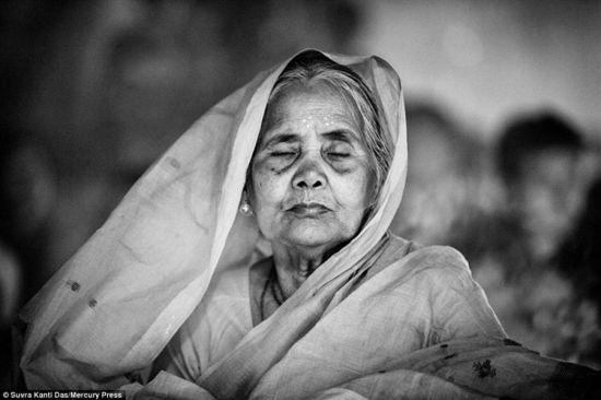 孟加拉国摄影师苏瓦坎迪达斯的获奖作品，一位正在冥想的年长女性。 