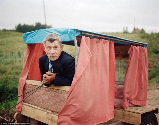 拉脱维亚摄影师伊维塔·维沃德参加“生活方式”类评选的作品，马车上的绅士。