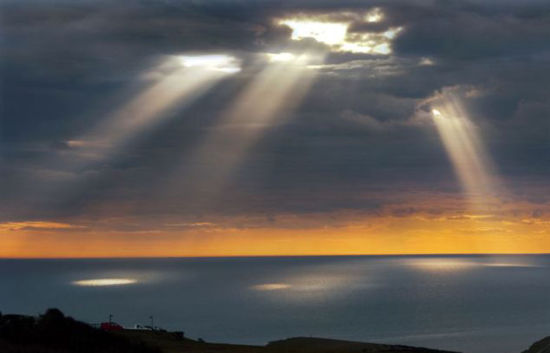 英国摄影师捕捉金光穿云奇景，如外星人登陆。（网页截图）