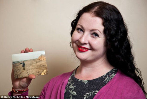 20年前的露西还是12岁少女，而20年后，她已经是两个孩子的母亲了。