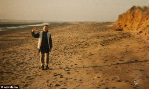 1994年，14岁的露西在康沃尔海边无聊时写下了一封瓶中信。