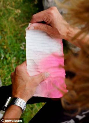 这封瓶中信在20年后被人捡到，一些字迹已经模糊不清了。